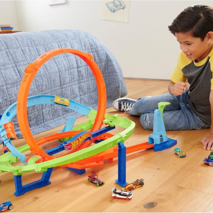 BHT77 Hot Wheels Straight Track Builder with Diecast and Mini Car Toy MATTEL